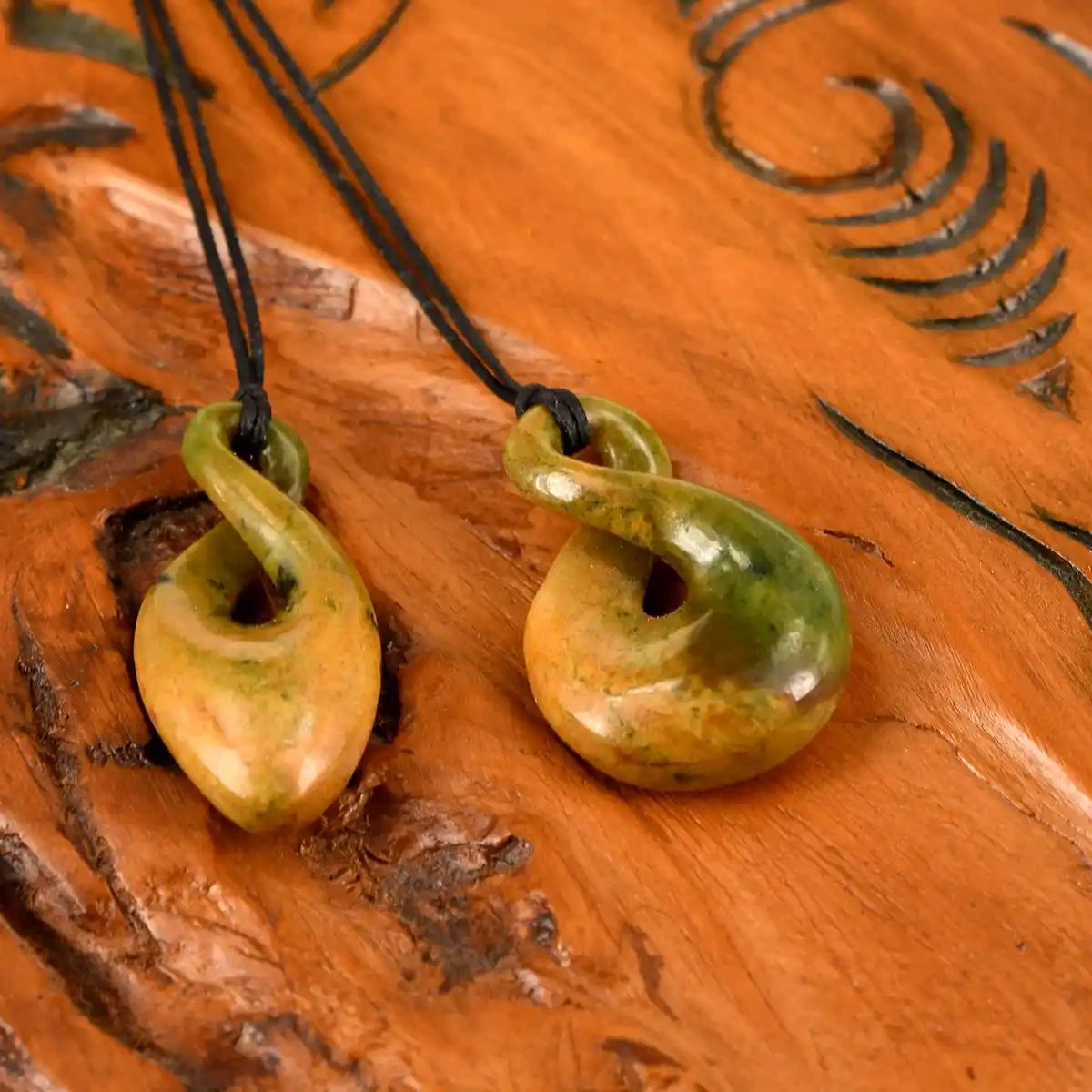Single twist greenstone pendants