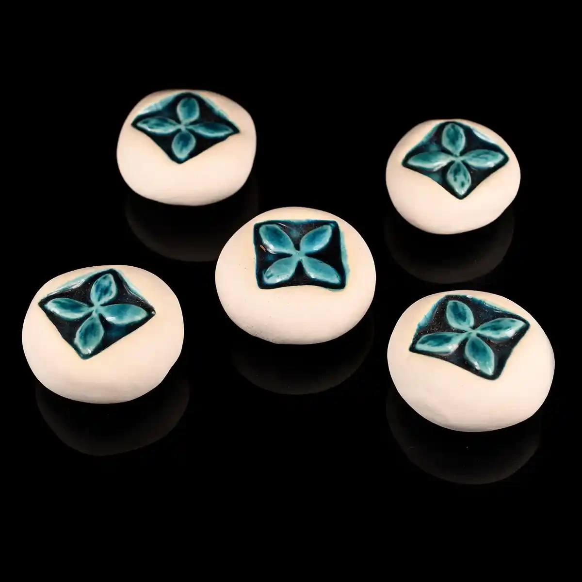 Ceramic pebbles, tapa