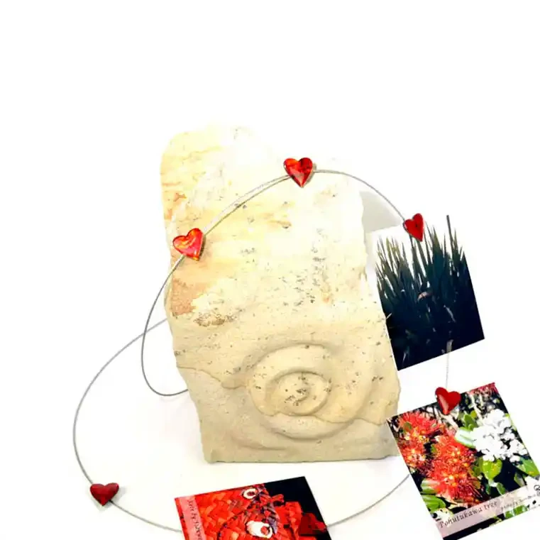 Magnetic photo wires with red heart magnets
